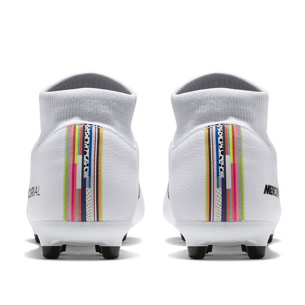 zapatos de futbol blancos